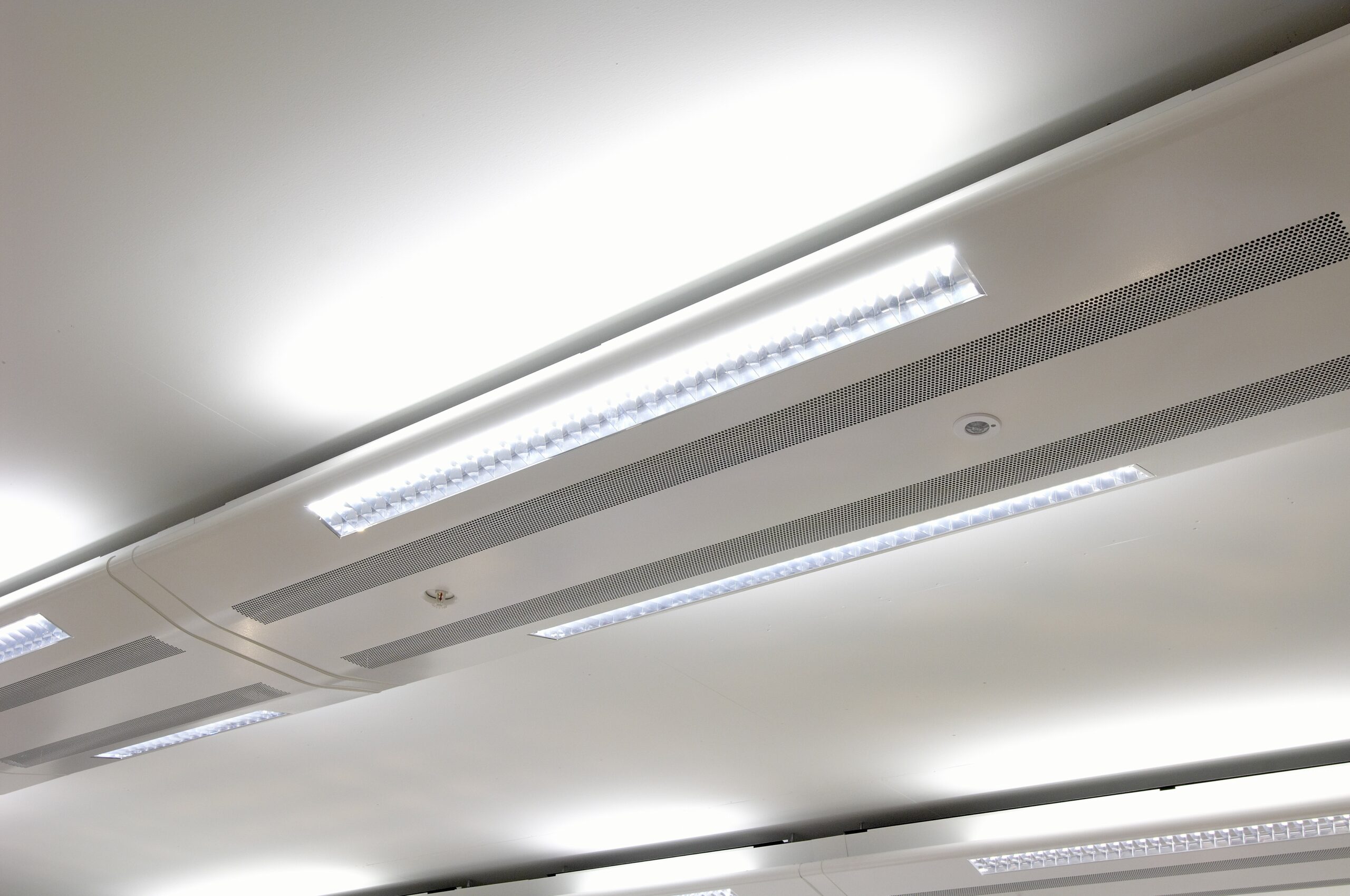 Trave fredda multifunzione per installazione sospesa a vista (Flakt Woods).