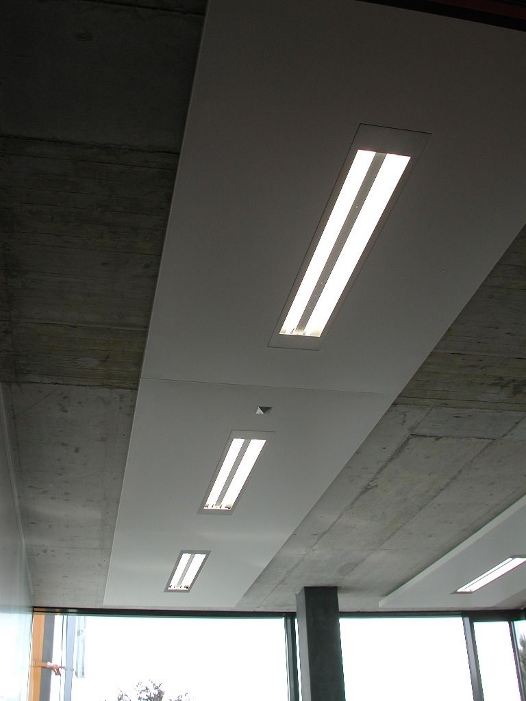 Vela ibrida che combina un soffitto radiante con un sistema di diffusione dell’aria e che può essere integrata con un corpo illuminante (MWH).