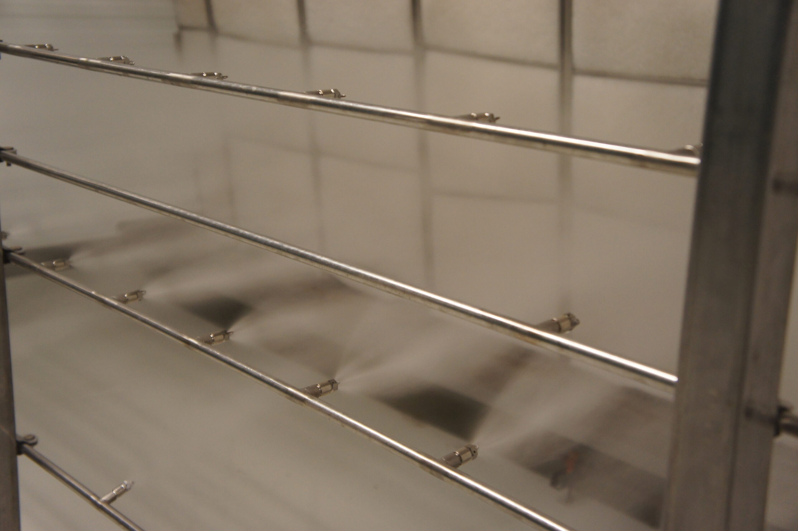 Umidificatore adiabatico ad alta pressione. Gli ugelli posti sul distributore producono ogni secondo più di 5 miliardi di goccioline del diametro di 10 micron.