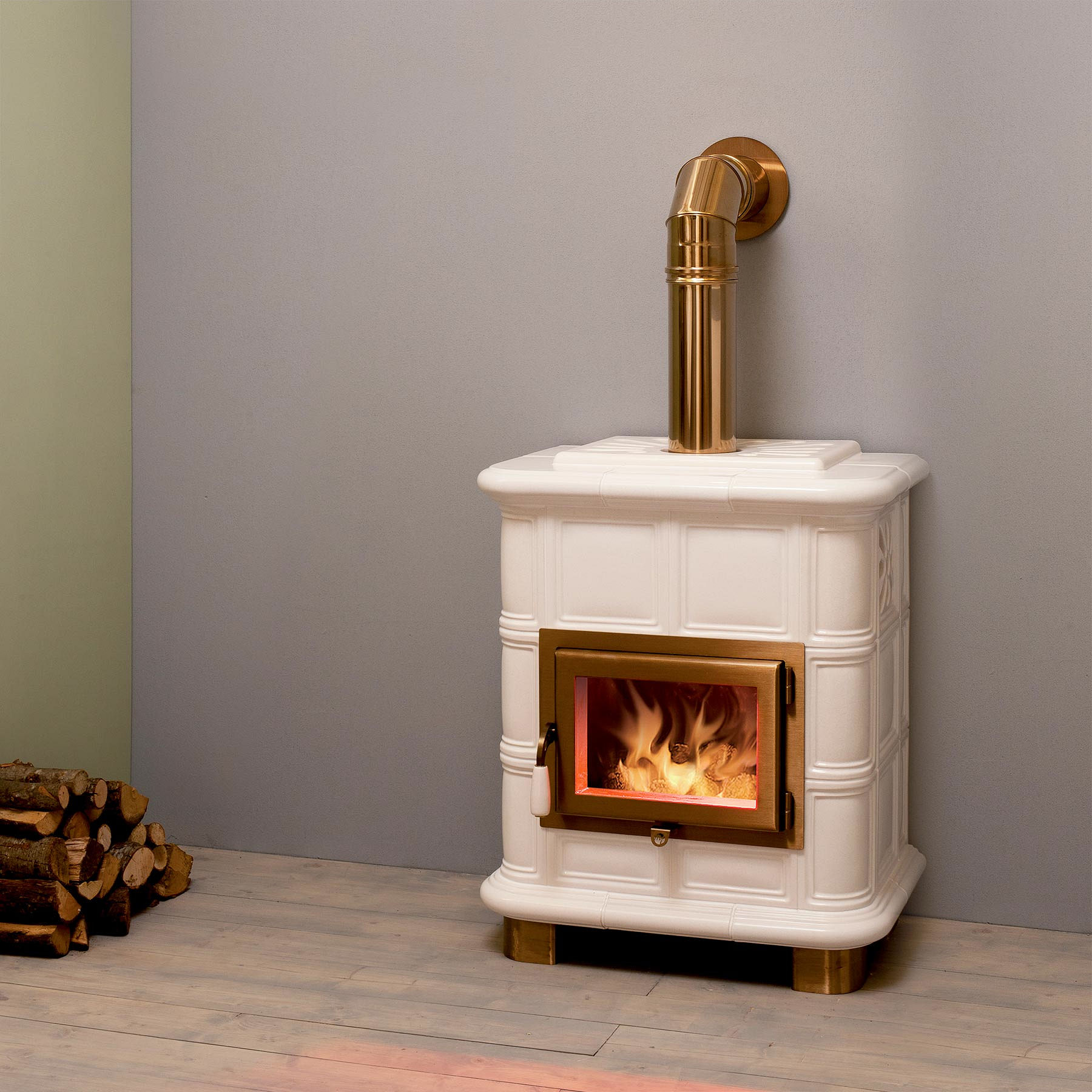 Moderna stufa a legna. Potenza termica nominale 8,5 kW. Rendimento 81%. (Emmeti Stufe).