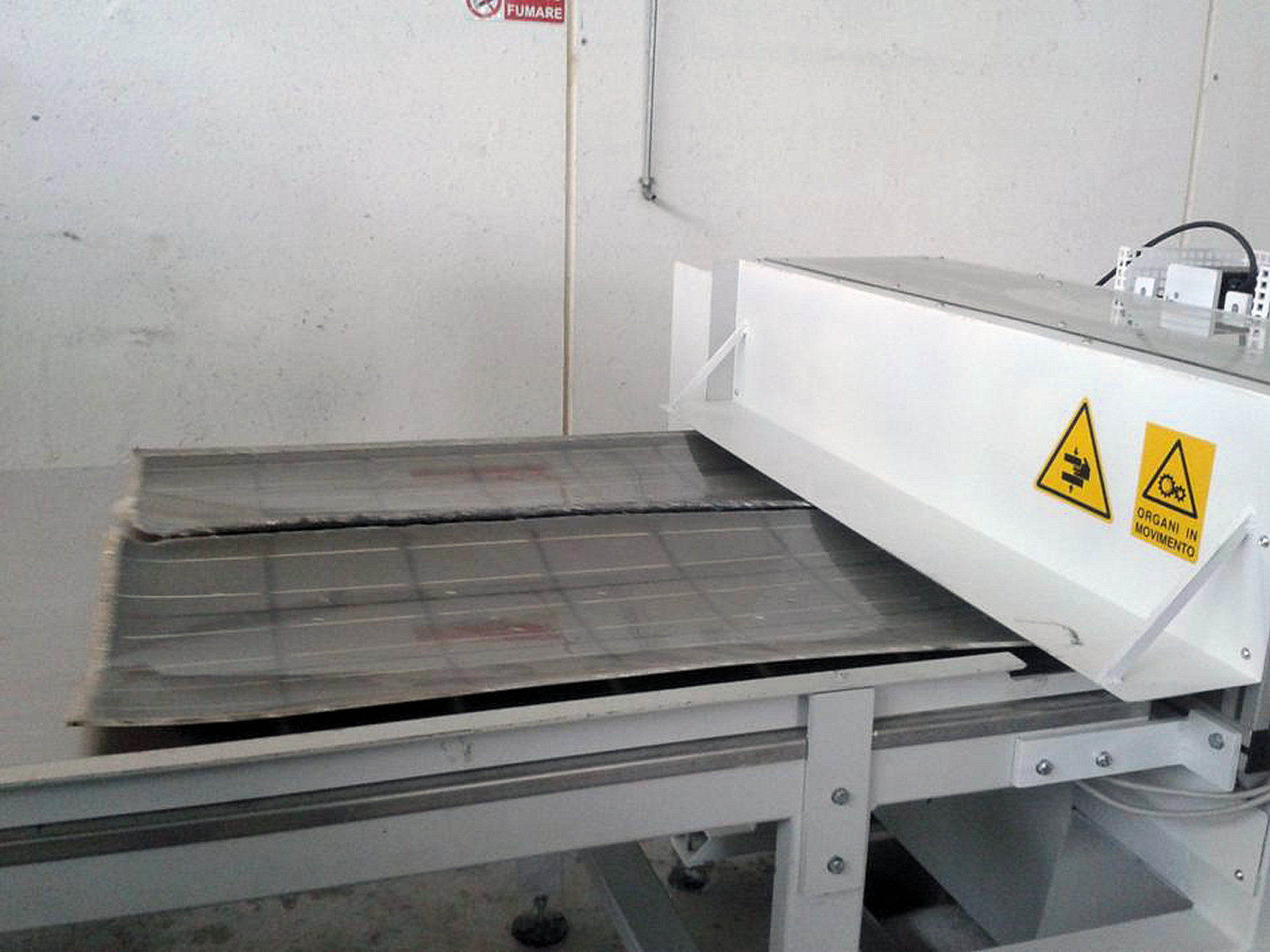 Macchina devetratrice per la separazione tra vetro e film plastico a cui sono adese le celle fotovoltaiche nella struttura dei moduli.