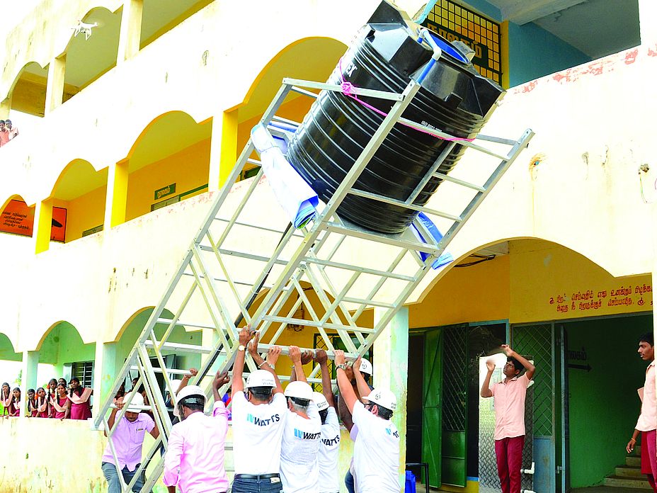 Watts porta acqua potabile nelle scuole dell’India