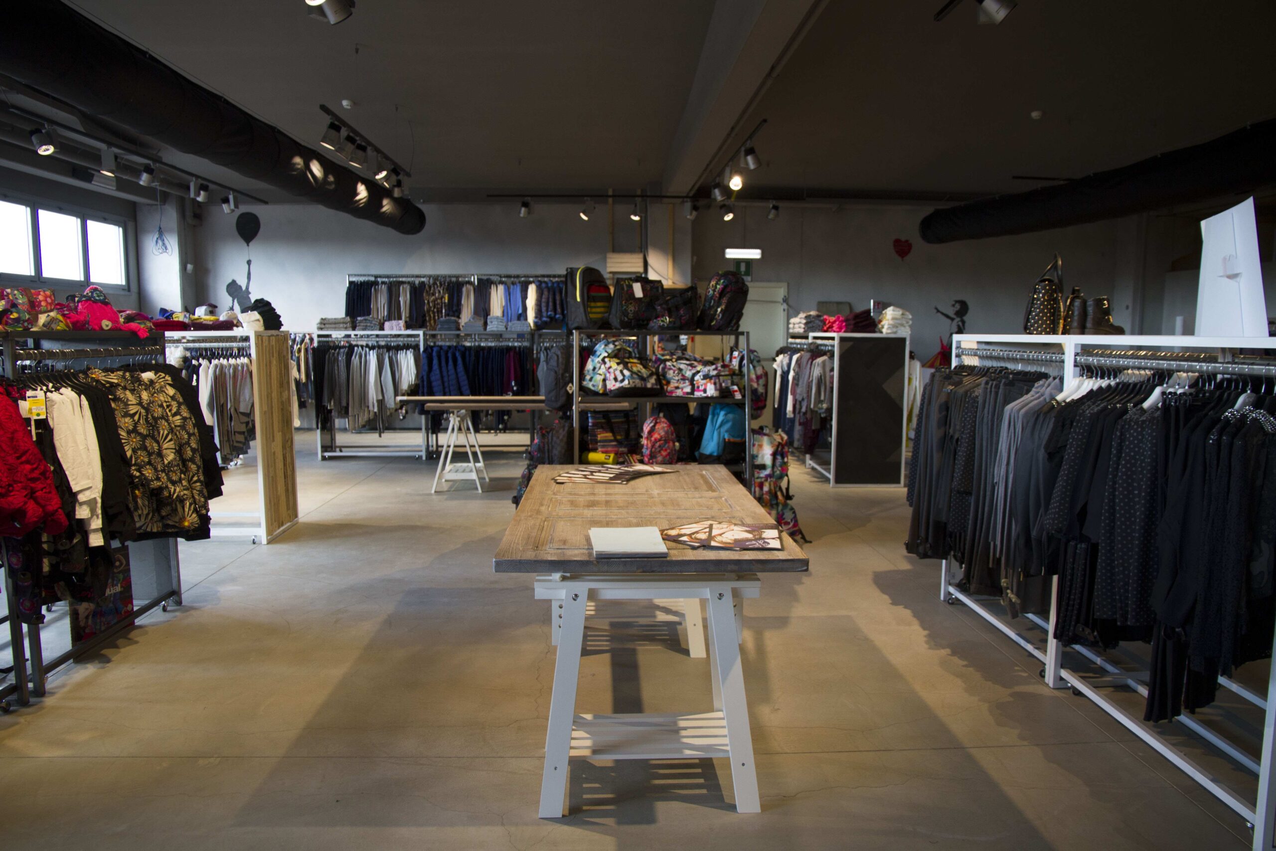 I proiettori danno eccellente resa cromatica e due ottiche a disposizione, 30° e 45°. Il risultato è una luce calda e brillante che evidenza le opere esposte