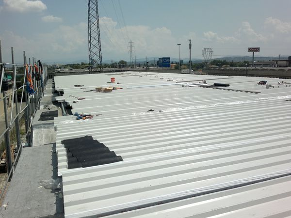 Cso srl | La copertura è stata riqualificata e isolata con posa di una nuova copertura leggera, appoggiata all’esistente, realizzata con pannelli precoibentati.