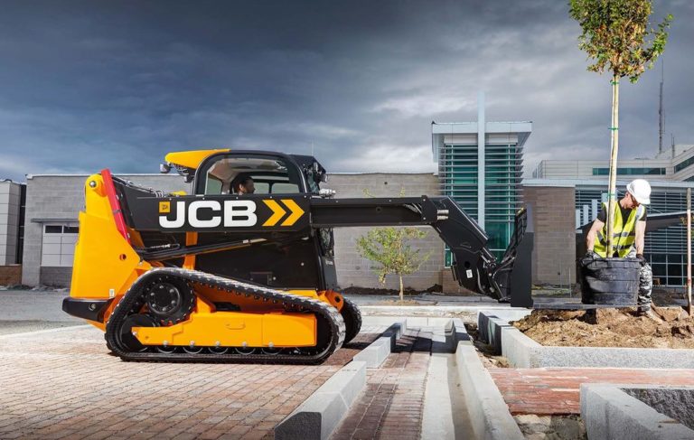 Jcb Teleskid: skid steer e minipala cingolata dotata di braccio telescopico
