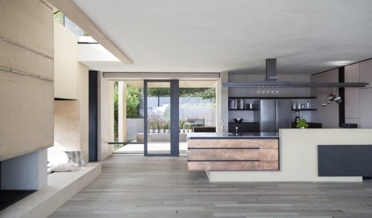 Da un’idea di Alexander Brenner, i pavimenti in legno e ottone