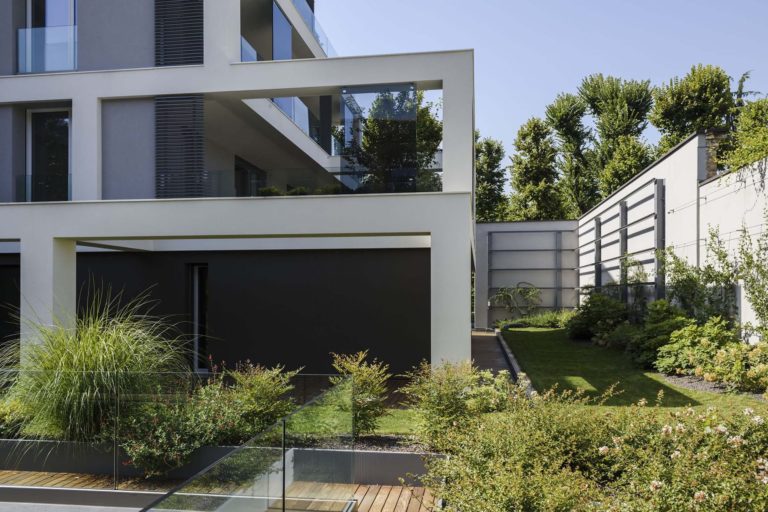 Giardini pensili con strato drenante a base di argilla e substrato Leca