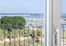 Oknoplast infissi per un’abitazione tra mare e città