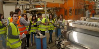 La via per garantire una preparazione aggiornata ai nuovi tecnici Gli alunni dell’Istituto San Zeno di Verona, accompagnati dai docenti Paolo Zaninelli e Mirko Salzani in visita alla Smurfit Kappa.