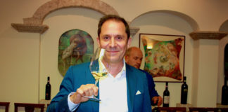 Arjowiggins fa il punto sul 2014 e annuncia un 2015 ricco di novità «Il mondo delle etichette, tanto nel beverage, quanto nel food, ha grandi margini di sviluppo», ha aggiunto Simone Medici, Amministratore Delegato di Arjowiggins Italia e direttore Sales & Marketing della Divisione Creative Papers per l’area Sud Europa e Turchia, che ha proseguito: «Ecco perché siamo particolarmente orgogliosi di aver organizzato questo primo evento, nella splendida cornice del sud Italia, che apre la strada a una serie di momenti che toccheranno anche il nord e il centro del nostro Paese».