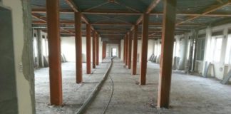 I principi di architettura sostenibile… grazie alla fibra di cellulosa Istituto nazionale dei tumori di Napoli | L’applicazione della fibra di cellulosa nella cassa vuota della muratura perimetrale. La modalità di applicazione ha richiesto l’intervento di due operai con una postazione fissa dov’è posizionata la macchina per l’insufflaggio e il secondo operaio posizionato in adiacenza alla parete oggetto dell’intervento.