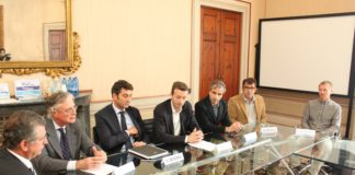 EcoPulpPlast: riciclare lo scarto di pulper di cartiera Da sinistra Claudio Romiti di Assindustria Lucca, Vincenzo Muchetti di Serv.eco, Valter Severini di Selene, Enrico Fontana di Lucense, Rossano Ercolini di Zero Waste Europe. Il progetto è stato presentato a Lucca a novembre.