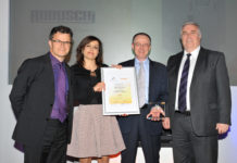 Gardner Denver: un nuovo «matrimonio» da 100 milioni di dollari Premiazione dei Motion Control Industry Awards 2017: da sinistra Dominic Holland, presentatore dell’evento e speaker; Cristina Cavazzini, Robuschi Marketing Specialist; Stefano Pescina, Robuschi Product and Sales Manager; Alastair Johnstone, MD Bosch Rexroth.