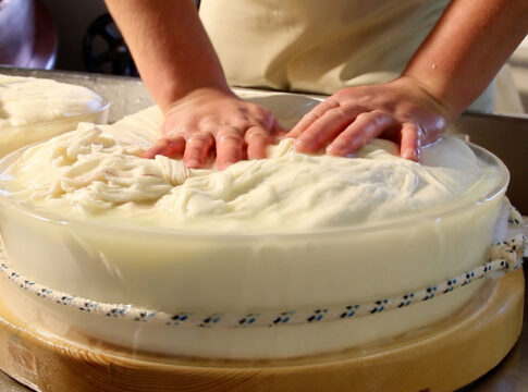 Fontina, semaforo verde alle modifiche del disciplinare di produzione Fontina