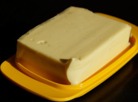 Bmti listini, fermi latte spot e bovini. Cedono il burro e suini, rincari per il Parmigiano Reggiano