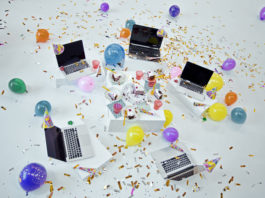 Il contest creato da Depositphotos: fotografi creativi contro cliché stock Party di Max Finogeev. Questa scena rappresenta gli auguri ad un amico per il compleanno sui social media. Il bilanciamento tra due canali di comunicazione, online e offline, si può facilmente perdere la cognizione di come tutto diventi più inconsistente con GIF e smiley. In questo contesto mi ricordo di un'espressione familiare, "un umano ha bisogno degli esseri umani" del film di "Tarkovsky" Solaris.