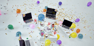 Il contest creato da Depositphotos: fotografi creativi contro cliché stock Party di Max Finogeev. Questa scena rappresenta gli auguri ad un amico per il compleanno sui social media. Il bilanciamento tra due canali di comunicazione, online e offline, si può facilmente perdere la cognizione di come tutto diventi più inconsistente con GIF e smiley. In questo contesto mi ricordo di un'espressione familiare, "un umano ha bisogno degli esseri umani" del film di "Tarkovsky" Solaris.