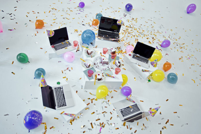 Party di Max Finogeev. Questa scena rappresenta gli auguri ad un amico per il compleanno sui social media. Il bilanciamento tra due canali di comunicazione, online e offline, si può facilmente perdere la cognizione di come tutto diventi più inconsistente con GIF e smiley. In questo contesto mi ricordo di un'espressione familiare, 