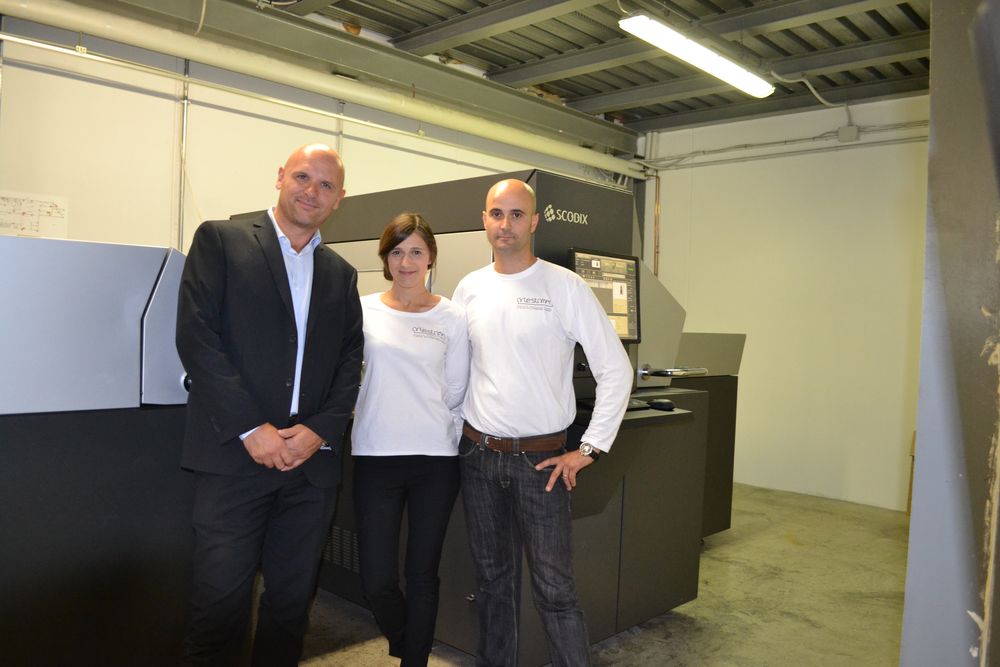 Artestampa sceglie Scodix Da sinistra Mauro Luini di Macchingraf, Erika Ballerio e un operatore di Artestampa.