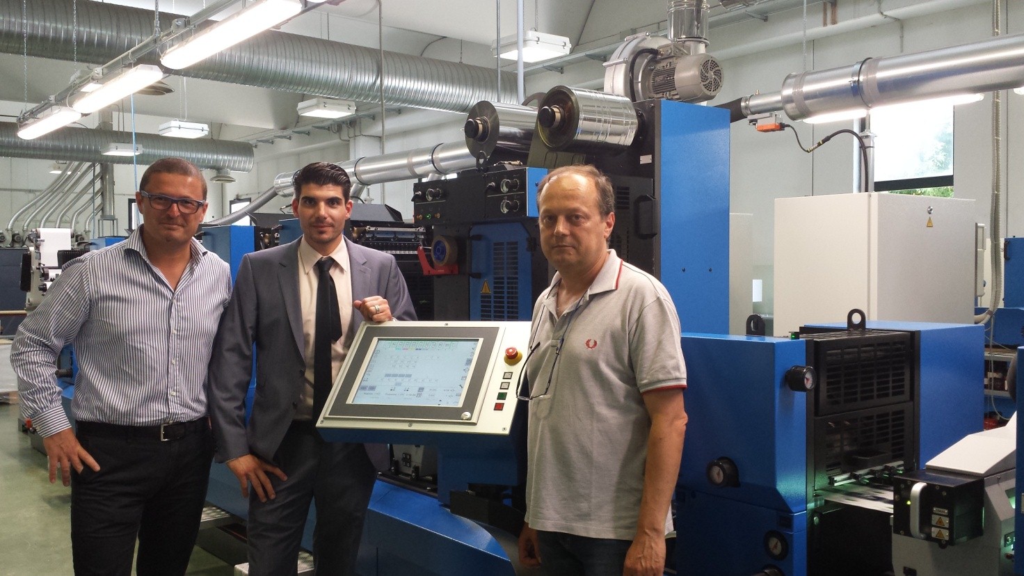 Gallus scelta da Mandruzzato per le etichette del vino Nella foto da destra Claudio Mandruzzato titolare della Tipografia Mandruzzato, Antonio Kampouris di Gallus, Andrea Citernesi responsabile Gallus in Macchingraf.