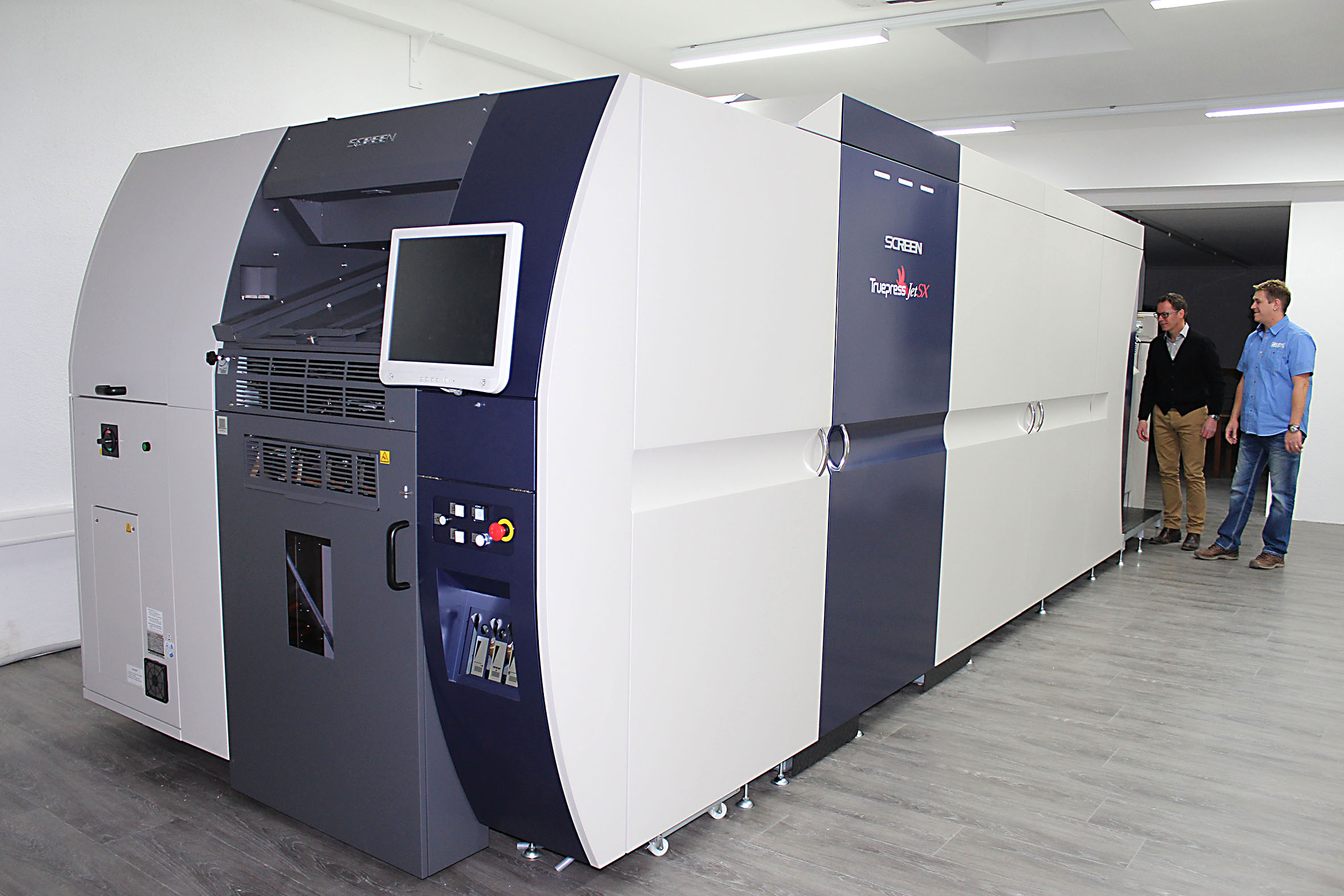 Una nuova macchina da stampa digitale Screen Truepress Jet B2 SX per Brogle Druck