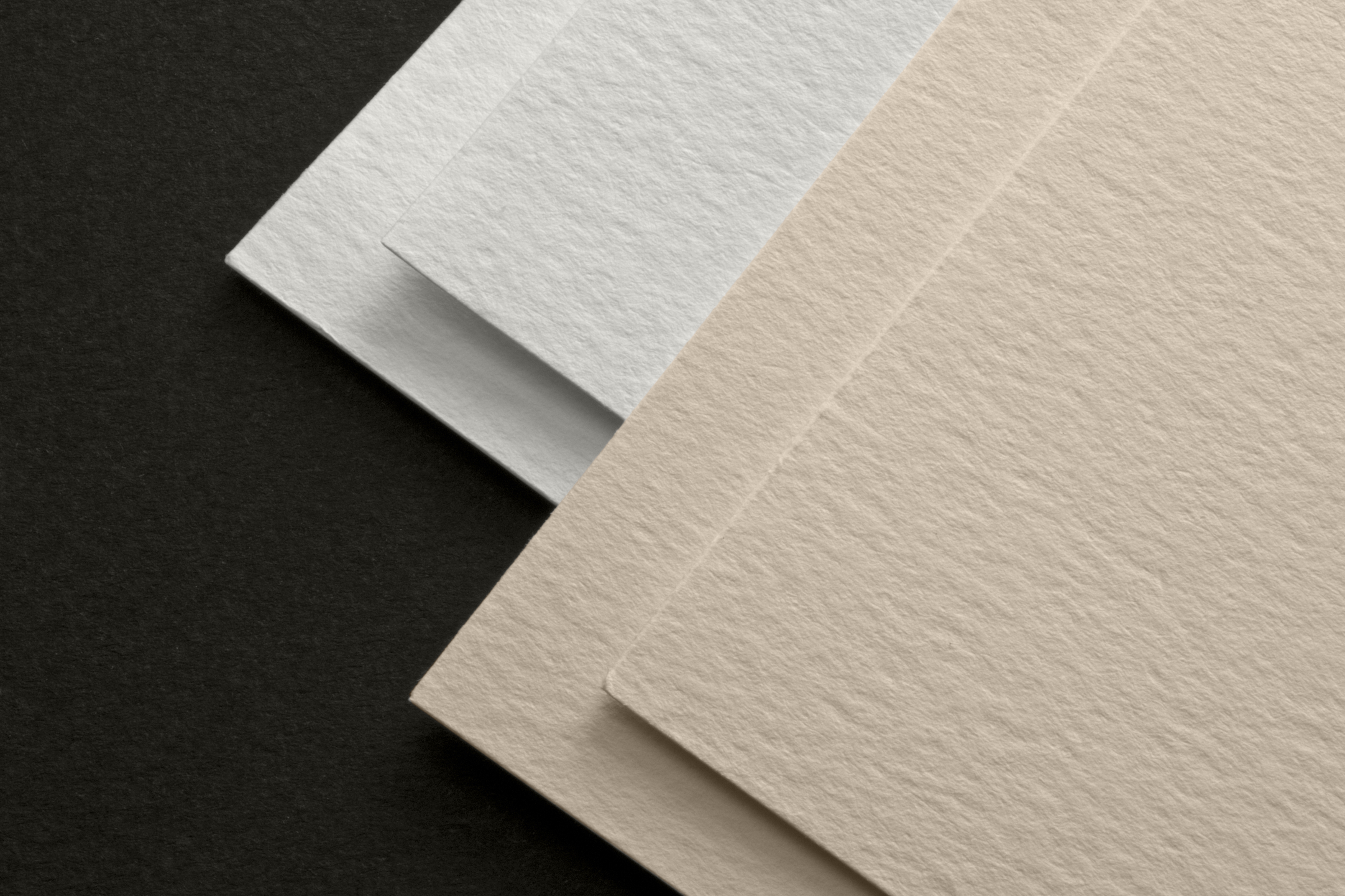 Fabriano Unica, per tutte le tecniche della stampa d’arte Fabriano Unica è una carta prodotta con il 50% di cotone a macchina piana: il cotone garantisce l’alta qualità della carta mentre la macchina piana permette economicità nella produzione.