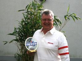 La serie Mimaki CJV150 insignita del premio come migliore soluzione di stampa e taglio 2015 Mike Horsten, General Manager Marketing di Mimaki Emea.