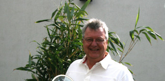 La serie Mimaki CJV150 insignita del premio come migliore soluzione di stampa e taglio 2015 Mike Horsten, General Manager Marketing di Mimaki Emea.