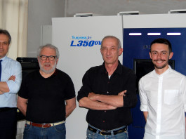 Screen Srl installa una Screen Truepress Jet L350UV Screen Srl + Truepress Jet L3350UV: Domenico Beraldi - Innovation; Angelo Meazza, Stefano Rossetti + Marco Mosca, Screen srl.