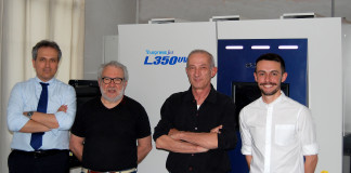 Screen Srl installa una Screen Truepress Jet L350UV Screen Srl + Truepress Jet L3350UV: Domenico Beraldi - Innovation; Angelo Meazza, Stefano Rossetti + Marco Mosca, Screen srl.