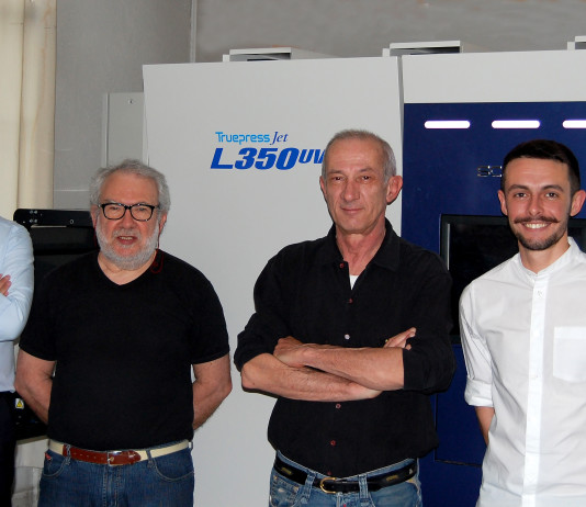 Screen Srl installa una Screen Truepress Jet L350UV Screen Srl + Truepress Jet L3350UV: Domenico Beraldi - Innovation; Angelo Meazza, Stefano Rossetti + Marco Mosca, Screen srl.