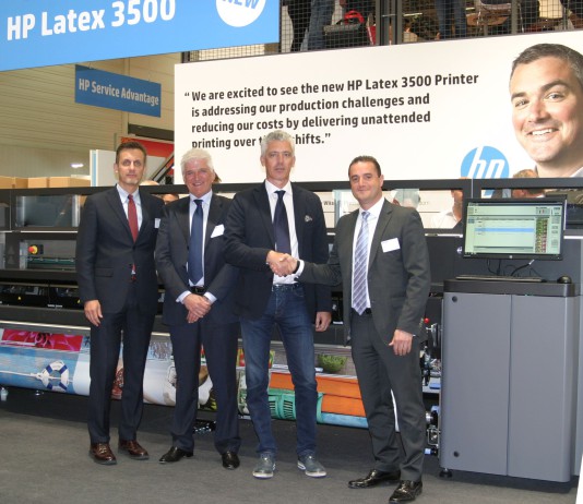 Sismaprint si aggiudica la prima installazione in Italia della HP Latex 3500 Da destra Oscar Vidal, HP. Oscar Stucchi, Sismaprint. Giorgio Guadagnin, MCA Digital (rivenditore). Stefano Casati, HP.