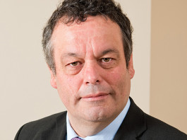 La stampa intelligente è il futuro Gareth Ward ha visitato drupa per la prima volta nel 1986 e da allora ha sempre continuato a scrivere sulla stampa. In questi anni ha visitato aziende di stampa di tutto il mondo e intervistato gran part dei leader fornitori del settore in qualità di redattore della rivista Printing World.