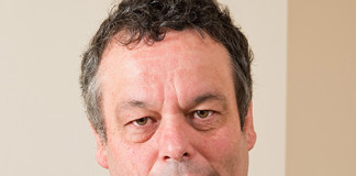 La stampa intelligente è il futuro Gareth Ward ha visitato drupa per la prima volta nel 1986 e da allora ha sempre continuato a scrivere sulla stampa. In questi anni ha visitato aziende di stampa di tutto il mondo e intervistato gran part dei leader fornitori del settore in qualità di redattore della rivista Printing World.