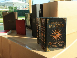 Fontana Grafica presenta la sua nuova gamma prodotta da James Cropper Creazioni realizzate in carte speciali Corvon® , Pellaq® e Skivertex®.