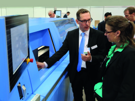 Thomann AG è la prima legatoria elvetica a investire nella Vareo Müller Martini ha presentato per la prima volta al pubblico la nuova brossuratrice Vareo un paio di mesi fa agli Hunkeler Innovationdays di Lucerna, a pochi chilometri dalla sede della legatoria industriale W. Thomann AG.