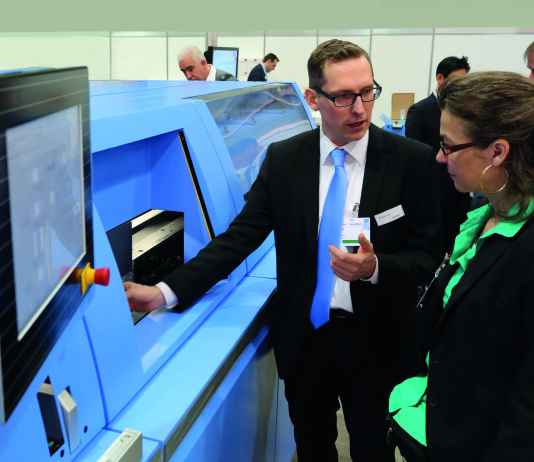 Thomann AG è la prima legatoria elvetica a investire nella Vareo Müller Martini ha presentato per la prima volta al pubblico la nuova brossuratrice Vareo un paio di mesi fa agli Hunkeler Innovationdays di Lucerna, a pochi chilometri dalla sede della legatoria industriale W. Thomann AG.