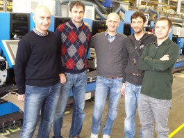 Albagrafica inaugura la terza generazione della proprietà con una Gallus TCS 250 Da destra Matteo Saglietti (maglia verde) e gli operatori addetti alla macchina.