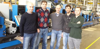 Albagrafica inaugura la terza generazione della proprietà con una Gallus TCS 250 Da destra Matteo Saglietti (maglia verde) e gli operatori addetti alla macchina.