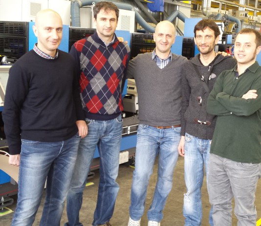 Albagrafica inaugura la terza generazione della proprietà con una Gallus TCS 250 Da destra Matteo Saglietti (maglia verde) e gli operatori addetti alla macchina.