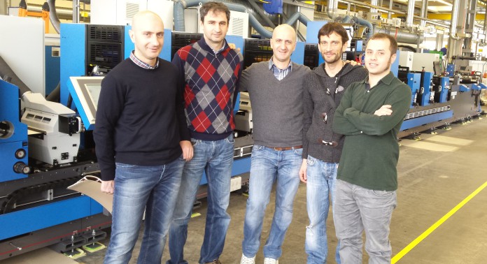 Da destra Matteo Saglietti (maglia verde) e gli operatori addetti alla macchina.