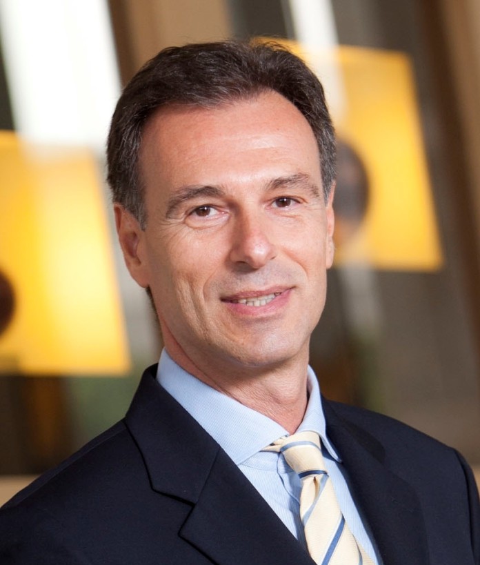 ADPR294a Gravanis ha conseguito un dottorato in Chimica dei polimeri presso l’Università Scientifica di Grenoble, in Francia.