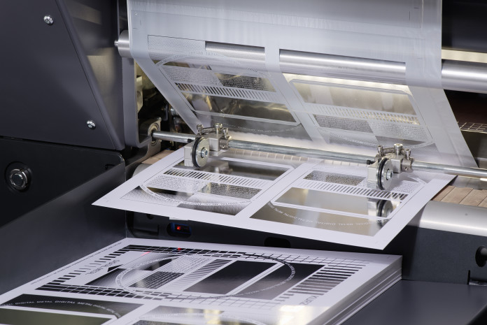 DM-Liner-3-Det-030-A5 DM-Liner, sviluppata da Kurz per la nobilitazione in ambienti di stampa digitale, sul territorio Italiano.