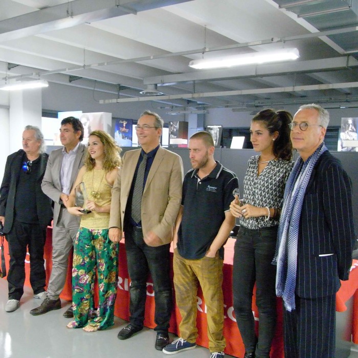 Da sinistra: Giuliano Grittini, artista e fotografo membro della giuria, Luca Tomelleri, Communication Manager di Ricoh Italia, Stefany Savino, Milo Goj, CEO di ArtRelation, Marco Abisso, Chiara Martino, Lorenzo Marini, tra i più apprezzati creativi italiani e affermato pittore, presidente della giuria.