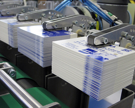 Bograma, MBO e Herzog+Heymann presentano la produzione di etichette differenti e assortite Il robot afferra tutte e cinque le pile di etichette.