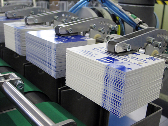 Label_2_web Il robot afferra tutte e cinque le pile di etichette.