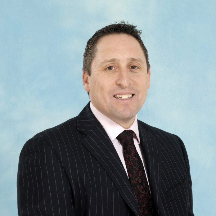 Sean Holt vanta un'esperienza di lavoro di oltre 20 anni nel settore non-profit.