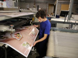 La stampa incontra il digitale nel calendario Agfa Graphics 2016 Aggiunta del glitter al mese di dicembre.