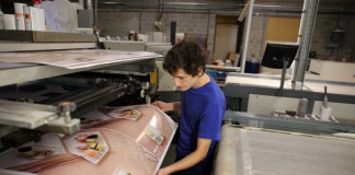 La stampa incontra il digitale nel calendario Agfa Graphics 2016 Aggiunta del glitter al mese di dicembre.