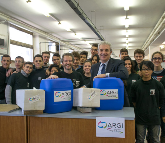Sostenere i giovani per sostenere il futuro dell’industria grafica Nelle foto Roberto Levi consegna a Maurizio Volontieri, Istruttore in laboratorio di stampa dell’Istituto Artigianelli, i primi prodotti offerti a nome degli associati Argi, alla presenza degli studenti di una classe dell’Istituto.